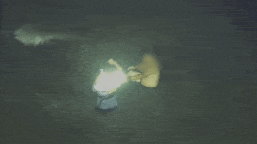 부력조끼 벗어주는 이재석 경사 [사진=인천해양경찰서]