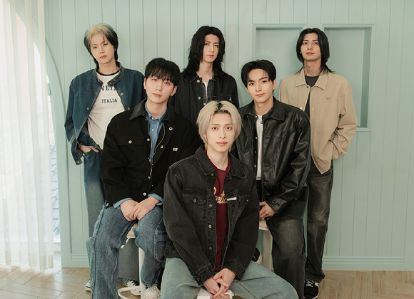 밴드 엑스디너리 히어로즈가 최근 서울 모처에서 진행된 미니 8집 '데드 앤드' 발매 기념 인터뷰에서 포즈를 취하고 있다. [사진=JYP엔터테인먼트]