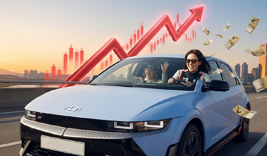 코스피가 장중 5000을 넘어선 가운데 22일 오전 서울 중구 하나은행 딜링룸에서 외환 딜러들이 세리머니를 펼치고 있다. [사진=연합뉴스]