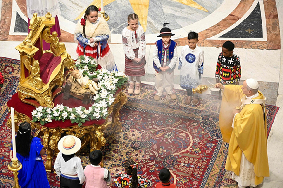 교황 레오 14세, 즉위 후 성탄전야 미사 첫 집전 [사진=EPA 연합뉴스]