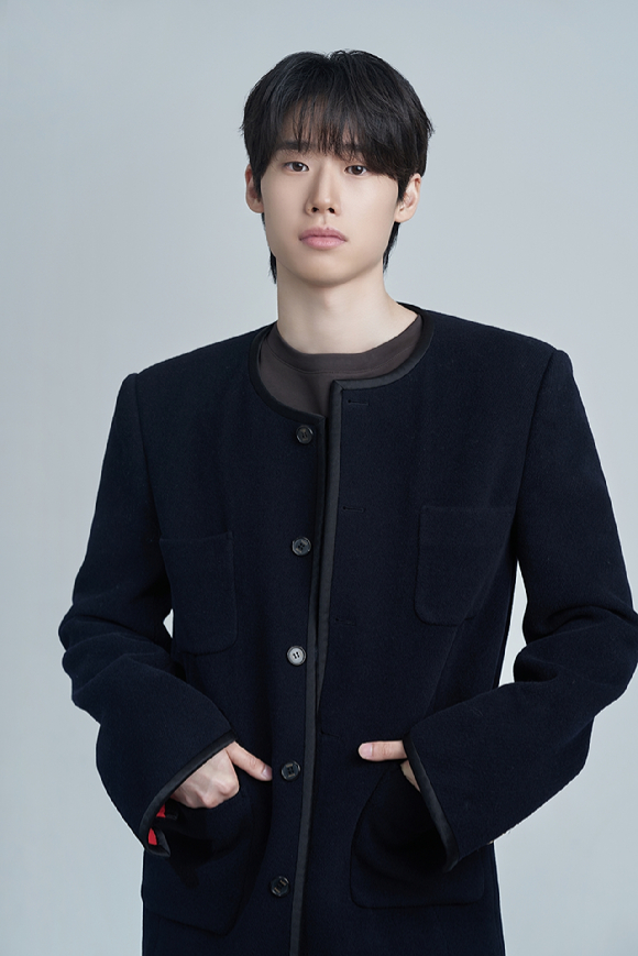 배우 김민이 프로필 촬영에서 포즈를 취하고 있다. [사진=제이와이드컴퍼니]