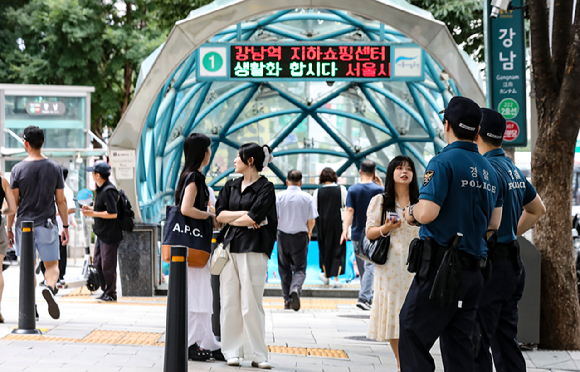 '묻지마 칼부림' 사건 발생으로 시민들의 불안감이 커지고 있는 지난 7일 서울 강남구 강남역 인근에서 경찰관들이 순찰을 하고 있다.  [사진=뉴시스]