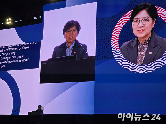 12일 서울 강남 코엑스서 열린 '세계폐암학회(WCLC) 2026' 현장이 전 세계에서 모인 폐암 분야 연구자와 의료진들로 북적이고 있다. [사진=전다윗 기자]