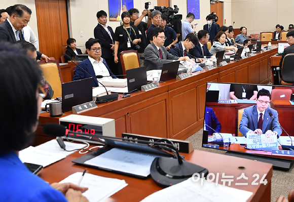 박정훈 국민의힘 의원이 14일 오후 서울 여의도 국회 과학기술정보방송통신위원회에서 열린 배경훈 과학기술정보통신부 장관 후보자 인사청문회에서 피켓을 다시 붙이고 있다. [사진=곽영래 기자]