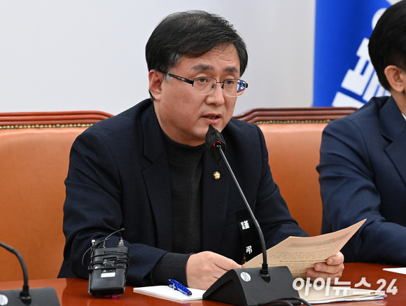 김성환 더불어민주당 정책위의장이 지난달 10일 오전 서울 여의도 국회에서 열린 정책조정회의에서 모두발언을 하고 있다. [사진=김성진 기자]