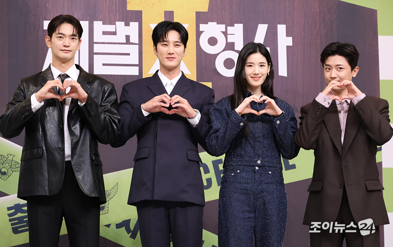 배우 김상준, 안보현, 정은채, 김신비가 4일 오전 서울 양천구 목동 SBS에서 진행된 SBS 새 금토드라마 '재벌X형사2' 제작발표회에 참석해 포즈를 취하고 있다. [사진=문수지 기자]