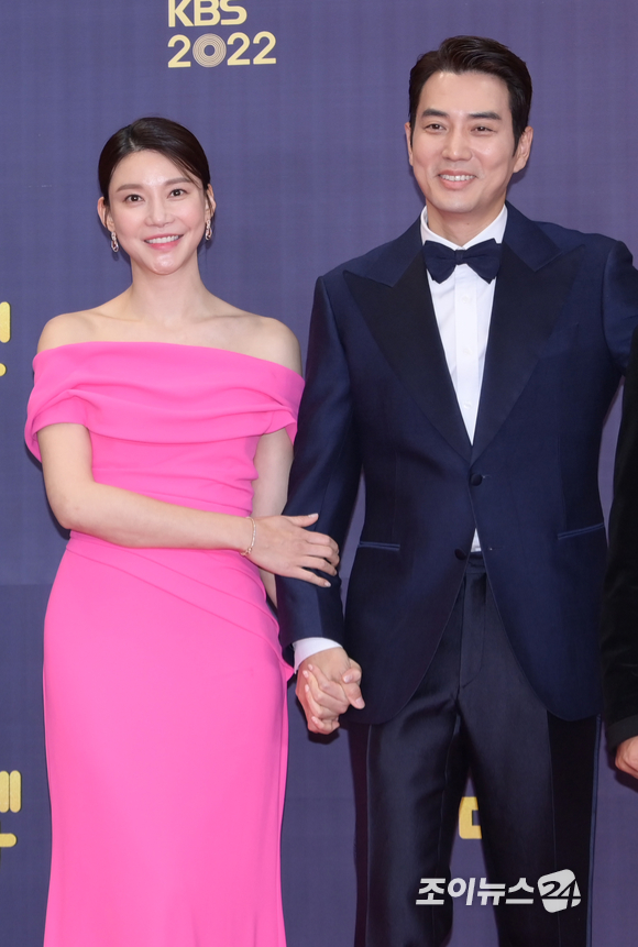 차예련-주상욱 부부가 24일 오후 서울 영등포구 KBS 신관공개홀에서 열린 '2022 KBS 연예대상' 레드카펫 행사에 참석하고 있다. [사진=정소희 기자]