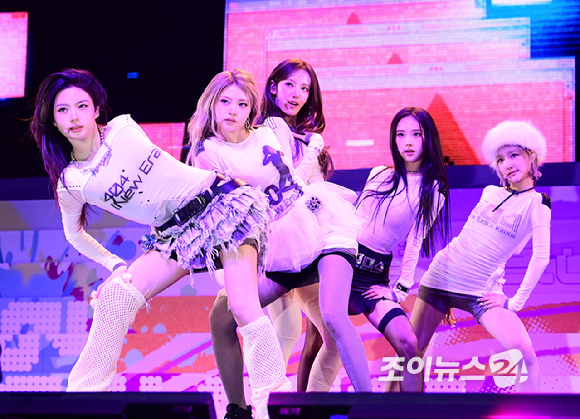 그룹 키키가 26일 오후 서울 광진구 광장동 예스24라이브홀에서 열린 그룹 키키(KiiiKiii) 미니 2집 '델룰루 팩(Delulu Pack)' 발매 기념 쇼케이스에 참석해 타이틀곡 '404 (뉴 에라)' 무대를 선보이고 있다. [사진=정소희 기자]