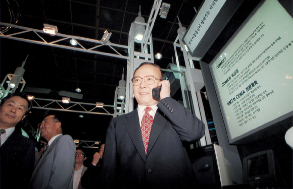 1995년 6월 12일 '정보통신 전시관 행사'에서 경상현 전 정보통신부 장관이 CDMA 시험통화를 하고 있는 모습 [사진=SKT]