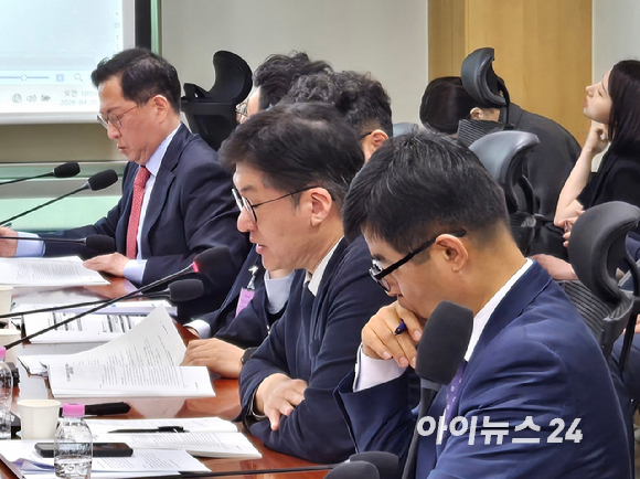 정헌주 연세대학교 교수(가운데)가 20일 국회에서 진행된 '국방우주법 제정을 위한 국회 정책토론회'에서 발언하고 있다. [사진=최란 기자]