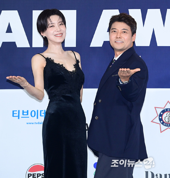 방송인 장도연과 전현무가 27일 경기 고양시 킨텍스에서 열린 2026 케이 월드 드림 어워즈(K WORLD DREAM AWARDS)' 블루카펫에 시상식 MC로 참석하고 있다. [사진=정소희 기자]