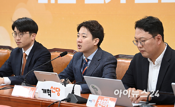 이준석 개혁신당 대표가 2일 서울 여의도 국회에서 열린 최고위원회의에서 발언하고 있다. [사진=곽영래 기자]