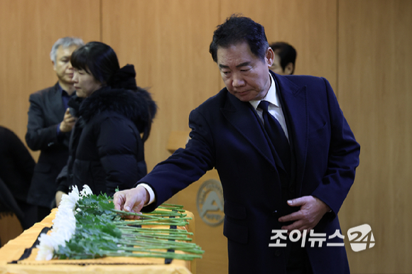 배우 유동근, 최수종이 27일 서울 송파구 서울아산병원 장례식장에서 엄수된 배우 이순재 영결식에서 애도를 표하고 있다. [사진=곽영래 기자]