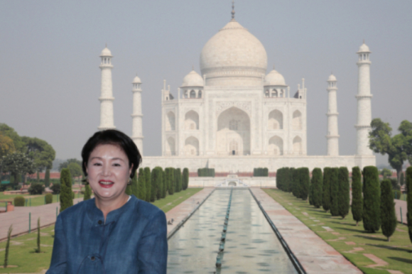 검찰이 '외유성 인도출장&middot;샤넬재킷 개인소장' 등 의혹을 받은 문재인 전 대통령 부인 김정숙 여사에 대해 혐의가 없다고 판단했다. 사진은 김정숙 여사. [사진=연합뉴스]