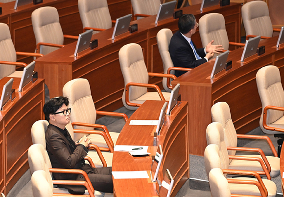 주호영 국민의힘 의원이 지난 30일 서울 여의도 국회에서 열린 본회의에서 형사소송법 일부개정법률안(대안)에 대해 무제한토론(필리버스터)에 나선 가운데 더불어민주당 의원들이 본회의장을 빠져 나가고 있다. 2026.7.30. [사진=곽영래 기자]