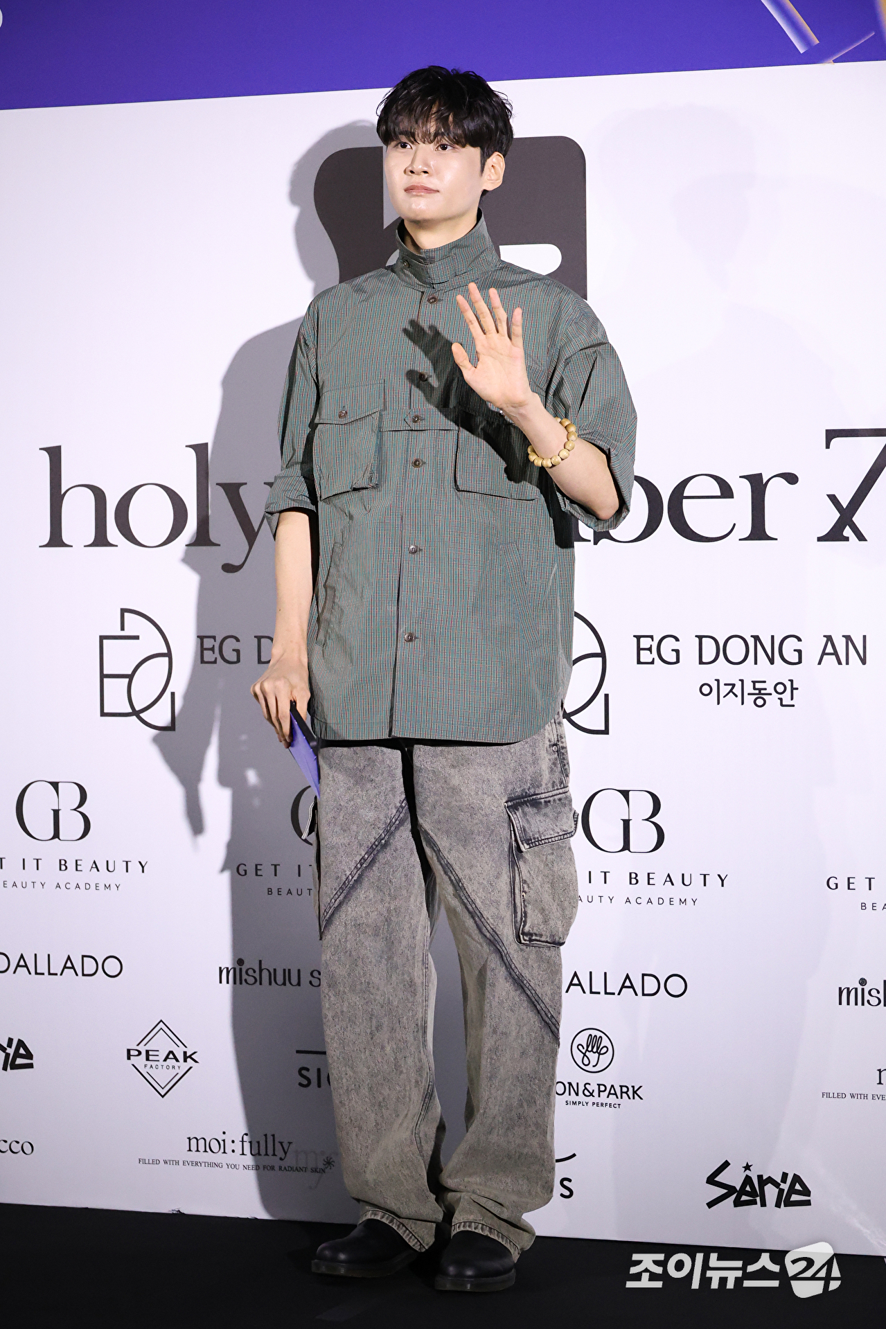가수 이진혁이 1일 오후 서울 중구 동대문디자인플라자에서 진행된 2027 S/S 서울패션위크 '홀리넘버세븐' 컬렉션에 참석해 포즈를 취하고 있다. [사진=문수지 기자]