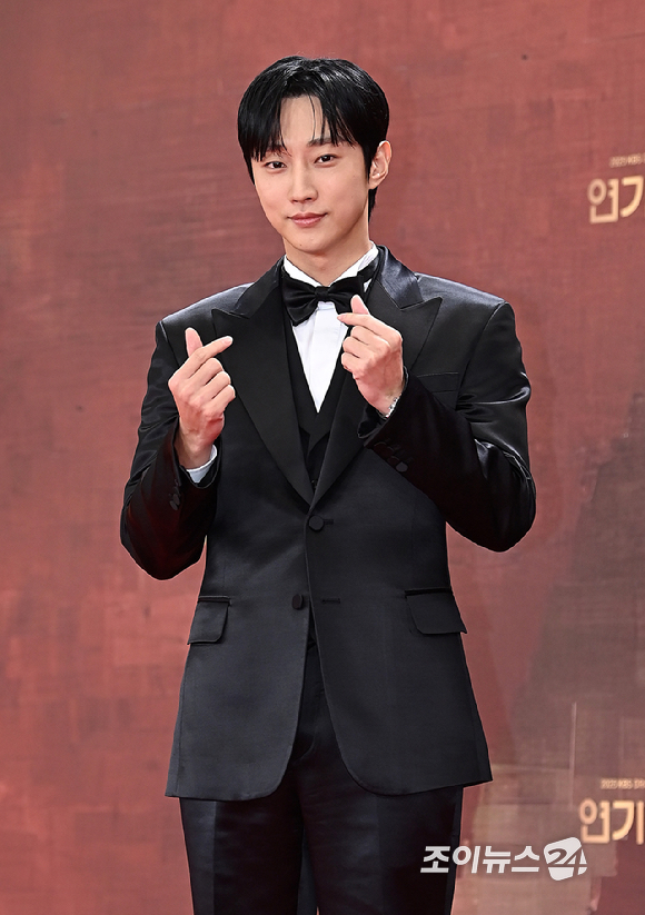 배우 진영이 31일 오후 서울 여의도 KBS에서 열린 2025 KBS 연기대상&nbsp;레드카펫 포토월 행사에서 포즈를 취하고 있다. [사진=곽영래 기자]