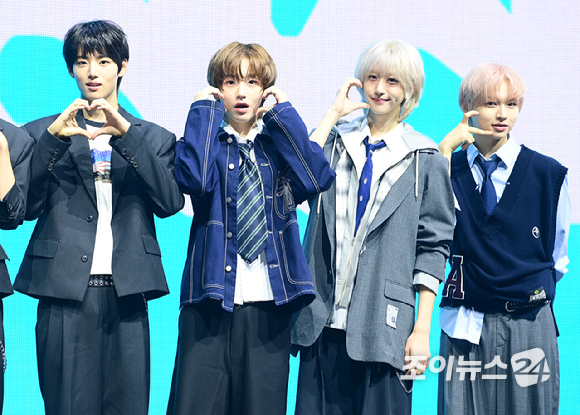 그룹 아이딧이 15일 오후 서울 광진구 광장동 예스24라이브홀에서 아이딧(IDID) 첫 번째 미니 앨범 '아이 디드 잇.(I did it.)' 발매 기념 데뷔 쇼케이스에 참석하고 있다. [사진=정소희 기자]