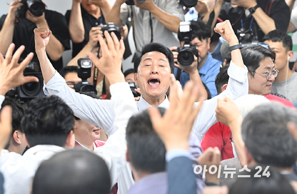 국민의힘 오세훈 서울시장 후보가 제9회 전국동시지방선거일 다음날인 4일 서울 종로구 대왕빌딩에 마련된 선거사무소에서 입장을 밝힌 뒤 기뻐하고 있다. [사진=곽영래 기자]