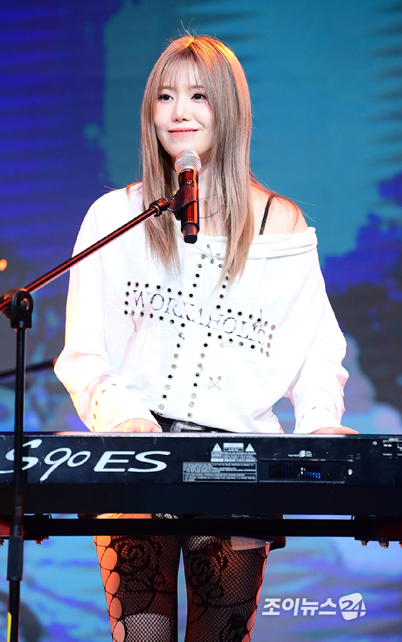 밴드 레이턴시 하은이 18일 오후 서울 마포구 상암동 쇼킹케이팝센터에서 열린 레이턴시(LATENCY) 첫 미니앨범 '레이트 오'클락'(LATE O'CLOCK) 쇼케이스에서 무대를 선보이고 있다. [사진=정소희 기자]