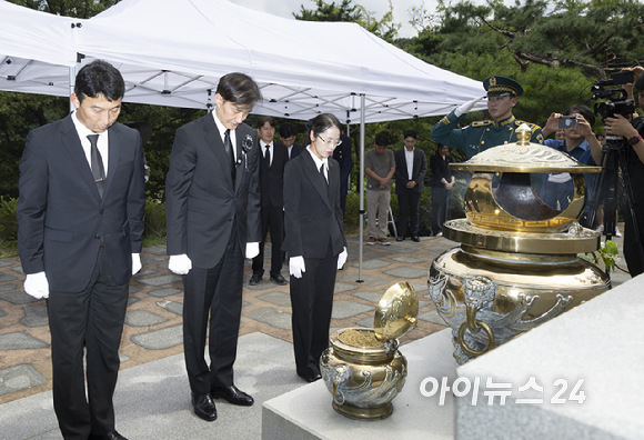 조국 조국혁신당 전 대표가 18일 서울 동작구 국립서울현충원 내 김대중 전 대통령 묘역을 찾아 참배를 하고 있다. [사진=곽영래 기자]