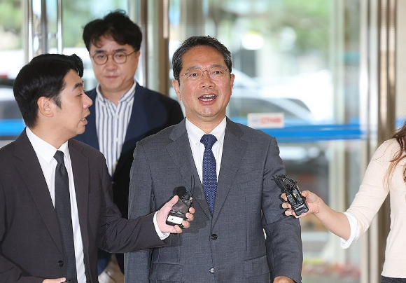 김승원 법무부 장관 후보자가 10일 서울 종로구 적선현대빌딩에 마련된 인사청문회 준비 사무실로 출근하고 있다. 2026.9.10 [사진=연합뉴스]