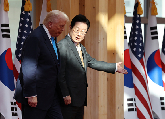 이재명 대통령과 도널드 트럼프 미국 대통령이 29일 경북 경주박물관에서 정상회담장으로 이동하고 있다. 2025.10.29 [대통령실통신사진기자단] [사진=연합뉴스]