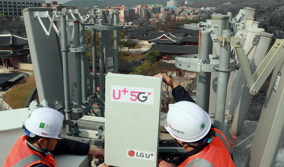 LG유플러스가 통신 품질 확보를 위해 기지국을 점검하고 있는 모습. [사진=LGU+]