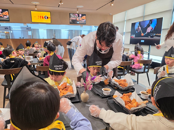 스타벅스 파트너들이 지난 13일 덕수궁에서 국가유산 지킴이 봉사활동 기념 사진을 촬영하고 있다. [사진=스타벅스코리아]