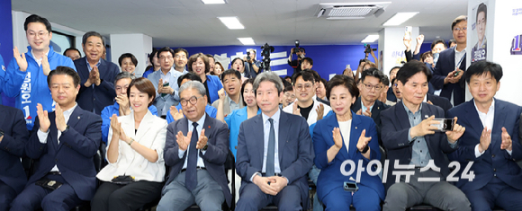 정원오 더불어민주당 서울시장 후보 상임선거대책위원장인 이인영 의원이 3일 오후 서울 중구 정원오 더불어민주당 서울시장 선거사무소 개표상황실에서 출구조사와 관련해 발언을 하고 있다. [사진=곽영래 기자]