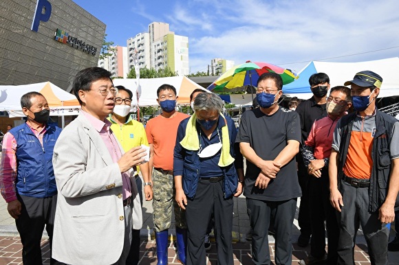 신상진 성남시장(왼쪽)이 지난 9일 추석대목을 맞아 모란민속오일장을 방문해 상인들과 대화하고 있다.  [사진=성남시청]