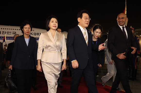 이집트를 공식 방문한 이재명 대통령과 김혜경 여사가 19일(현지시간) 카이로 국제공항에 도착한 공군 1호기에서 내려 이동하고 있다. 2025.11.20 [사진=연합뉴스]