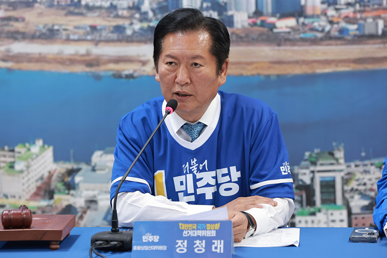 더불어민주당 총괄상임선거대책위원장인 정청래 대표가 20일 경기 여주시 민주당 박시선 여주시장 후보 선거사무소에서 열린 현장 선거대책위원회의에서 발언하고 있다. 2026.5.20 [사진=연합뉴스]