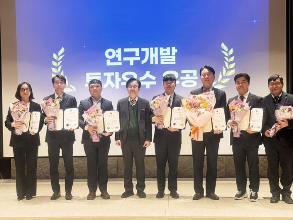 3일 서울 LW 컨벤션에서 개최된 '2025년 연구개발투자 우수기관 유공 포상'에서 관계자들이 사진촬영을 하고 있다. [사진=한국부동산원]