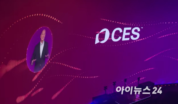 레노버의 양 위안칭 회장이 6일(현지시간) 미국 라스베이거스 스피어에서 CES 2026 기조연설을 하고 있다. [사진=박지은 기자]