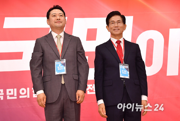 국민의힘 장동혁, 김문수 당 대표 후보가 26일 오전 서울 여의도 국회 도서관에서 열린 제6차 전당대회 결선에서 기념촬영을 하고 있다. [사진=곽영래 기자]