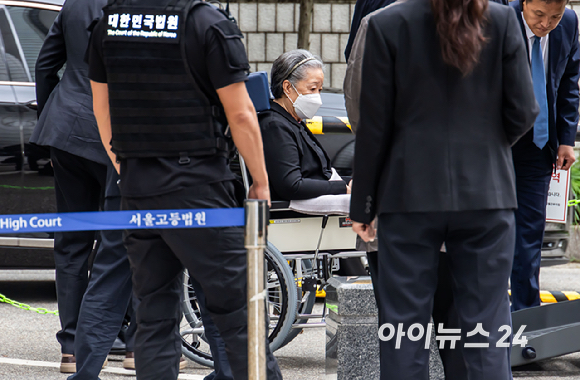 윤석열 정부와의 '정교유착' 혐의로 기소된 한학자 통일교 총재가 10일 서울 서초구 서울중앙지방법원에서 열리는 결심 공판에 출석하고 있다. [사진=사진공동취재단 ]