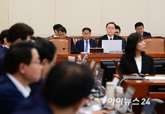 이형일 부총리 겸 재정경제부 장관 후보자가 15일 서울 여의도 국회에서 열린 인사청문회에 참석하고 있다. [사진=정소희 기자]