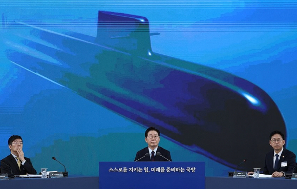 이재명 대통령이 지난 26일 경남 창원시 진해구에서 열린 제1회 미래국방전략위원회에서 안규백 국방부 장관의 핵추진잠수함 개발 기본계획 보고를 듣고 있다. [사진=연합뉴스]