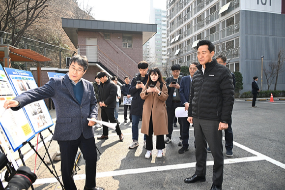 오세훈 서울 시장이 지난 7일 오후 서울 여의도 국회의원회관에서 열린 '지방분권형 헌법 개정 국회 대토론회'를 마치고 브리핑을 하고 있다. [사진=곽영래 기자]