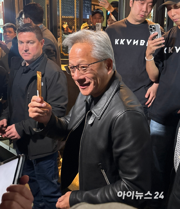 젠슨 황 엔비디아 CEO(왼쪽), 이재용 삼성전자 회장(가운데), 정의선 현대차그룹 회장이 30일 서울 강남구 깐부치킨에서 '치킨 회동을 하고 있다. [사진=권서아 기자 ]