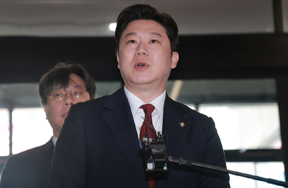 국민의힘 진종오 의원이 지난 8월 18일 서울 영등포구 여의도 중앙당사에서 열린 당 중앙윤리위원회 전체회의에 출석하며 입장을 밝히고 있다. [사진=연합뉴스]