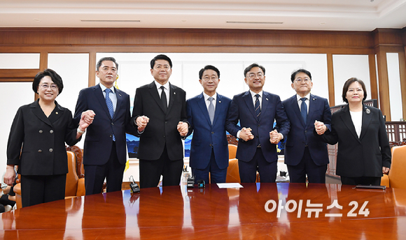 조국혁신당 신장식 당대표와 김준형 원내대표 등 신임 지도부가 27일 서울 여의도 국회에서 조정식 국회의장을 만나 기념촬영을 하고 있다. [사진=곽영래 기자]