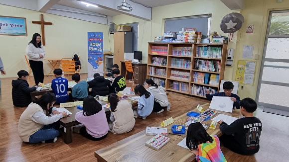 어린이들이 독서지도사와 함께 다양한 체험활동을 하고 있다. [사진=서귀포시]