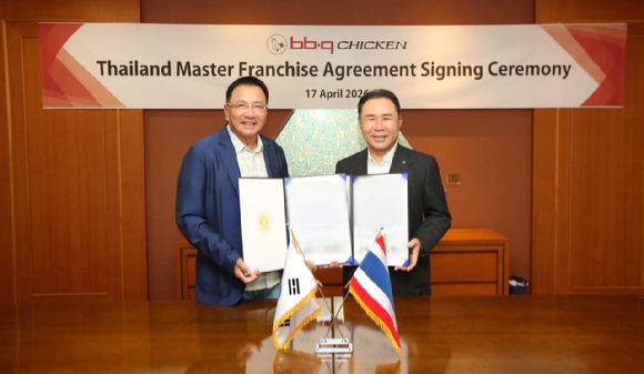 BBQ가 태국 현지 기업과 마스터프랜차이즈(MF) 계약을 체결하고 동남아권 시장 확대에 본격적으로 나선다.윤홍근(오른쪽) 제너시스BBQ 그룹 회장과 현지 파트너사 대표. [사진=BBQ]