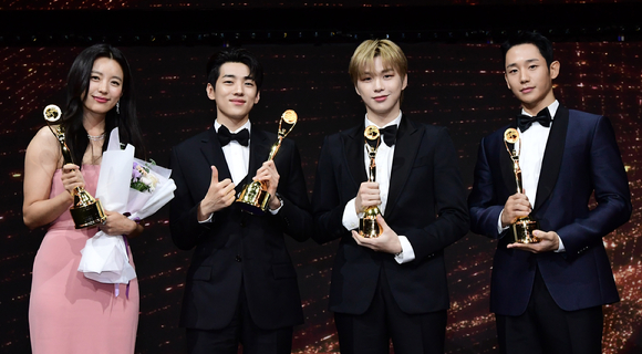 배우 한효주-재찬(DKZ)-강다니엘-정해인이 19일 인천광역시 중구 파라다이스시티에서 열린 '제1회 청룡시리즈어워즈' 시상식에서 인기 스타상을 받고 포즈를 취하고 있다. [사진=청룡시리즈어워즈 사무국]