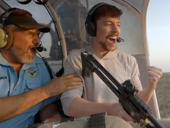 구독자 4억4800만 명을 보유한 세계 1위 유튜버 '미스터비스트(MrBeast)'가 헬리콥터를 타고 야생 기린을 향해 총을 쏘는 영상을 공개해 누리꾼들의 비판을 불러왔다. 사진은 미스터비스트. [사진=유튜브 @미스터비스트]