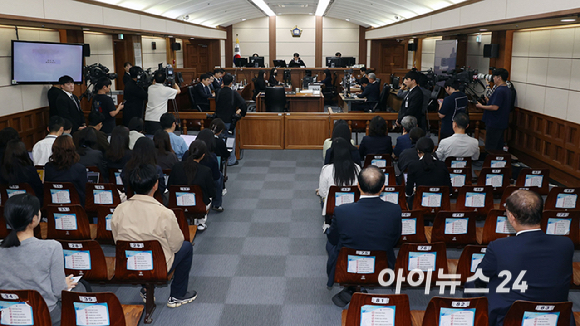 12·3 비상계엄 관련 언론사 단전·단수를 지시한 혐의로 구속기소 된 이상민 전 행정안전부 장관이 17일 오전 서울 서초구 서울중앙지방법원에서 열린 첫 공판에 출석하고 있다. [사진=사진공동취재단]