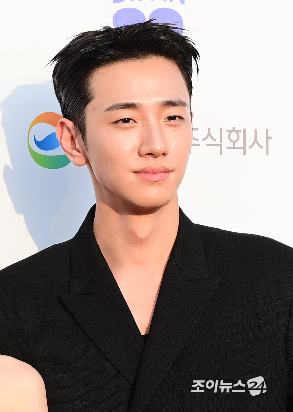 배우 남윤수가 2일 경기도 부천시 원미구 부천시청 잔디광장에서 진행된 제30회 부천국제판타스틱영화제(BIFAN) 레드카펫 행사에 참석하고 있다. [사진=정소희 기자]
