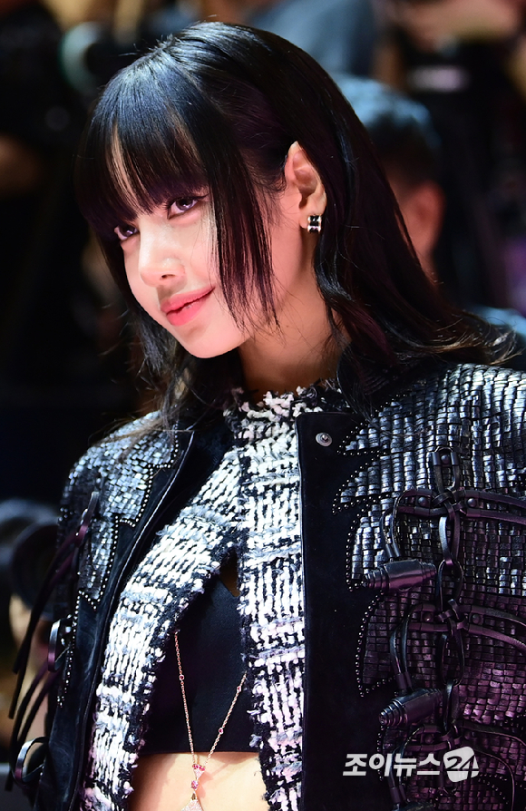 그룹 블랙핑크(BLACK PINK) 리사가 9일 오후 서울 영등포구 타임스퀘어 영등포점에서 진행된 '본 핑크 인 시네마스(BORN PINK IN CINEMAS)' 핑크 카펫 행사에 참석하고 있다. [사진=정소희 기자]